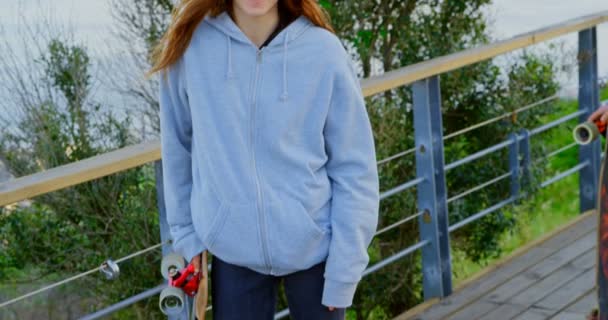 Frontansicht Junger Kaukasischer Skateboarder Die Mit Skateboard Beobachtungspunkt Stehen Glückliche — Stockvideo