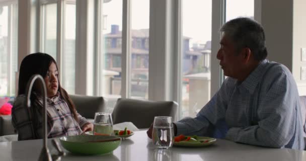 Oldalnézet Aranyos Ázsiai Unokája Kölcsönhatásban Egymást Étkezőasztal Nagyapja Élelmiszer Lemez — Stock videók