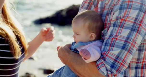 Zijaanzicht Van Mid Volwassen Kaukasische Ouders Elkaar Zoenen Strand Een — Stockvideo