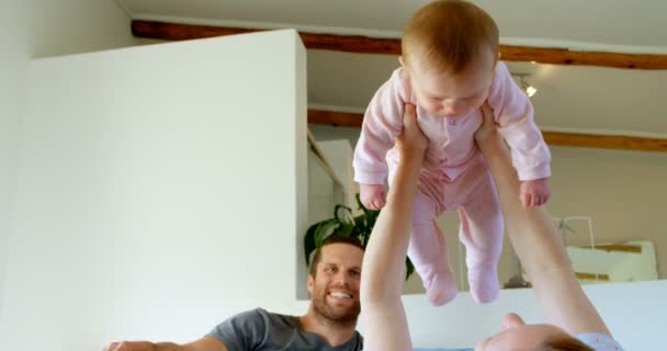 Mutlu Beyaz Ebeveyn Yatak Odasında Evde Bebek Ile Eğlenmek Beyaz — Stok video