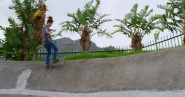 Genç yan görünüm beyaz adam pratik kaykay Kaykay Parkı içinde rampa üzerinde. Adam 4 k gün ışığında kaykay