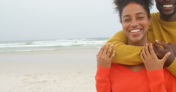 Vista Frontal Una Joven Pareja Negra Abrazándose Mirando Cámara Playa — Vídeos de Stock