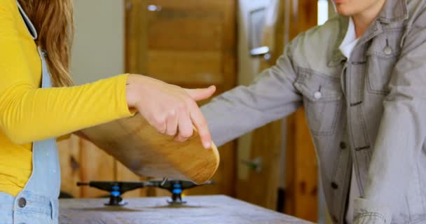 Vista Lateral Jovem Mulher Discutindo Sobre Deck Skate Com Jovem — Vídeo de Stock