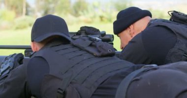 Arkadan görünüş beyaz askeri askerlerin dürbün ve eğitim, riflescope bakarak. Onlar 4 k yerde yatan