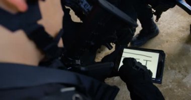 Yakın çekim planya ve planları, türbin binasında tartışırken tüfek ile karışık ırk askeri askerlerin. Onlar are istimal dijital tablet 4 k