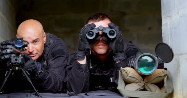 Vista Frontal Soldados Militares Caucásicos Mirando Través Prismáticos Rifle Entrenamiento — Vídeo de stock