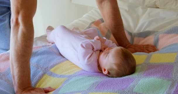 Seitenansicht Des Erwachsenen Kaukasischen Vaters Der Sich Auf Das Bett — Stockvideo