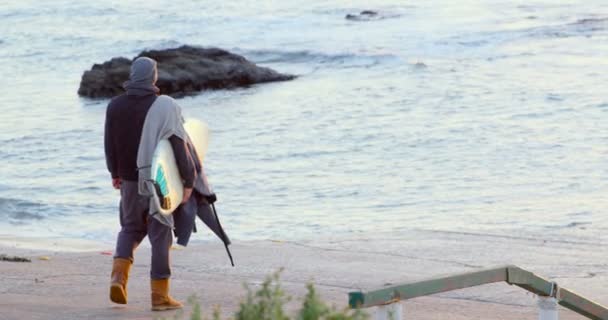 Vista Traseira Homem Adulto Médio Com Prancha Surf Praia Homem — Vídeo de Stock