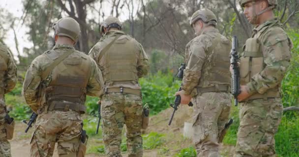 Vista Trasera Soldados Militares Raza Mixta Con Fusiles Entrenados Campo — Vídeo de stock