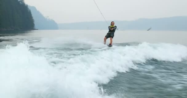 Önden Görünümü Üzerinde Şehir Nehre Wakeboard Yapan Beyaz Delikanlı Wakeboard — Stok video