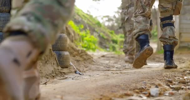 軍の兵士の軍事訓練中に歩いてのセクション キュー で歩いています — ストック動画