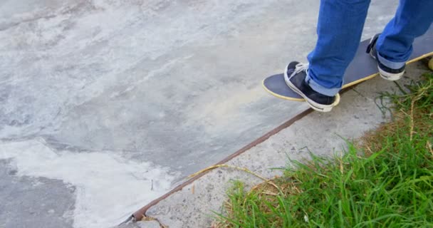 在滑板公园的滑板坡道上站在滑板上的年轻人的低谷 准备滑板4K — 图库视频影像