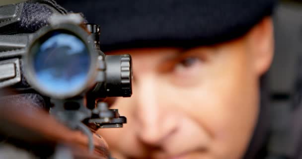 Gros Plan Soldat Militaire Caucasien Regardant Travers Riflescope Pendant Son — Video