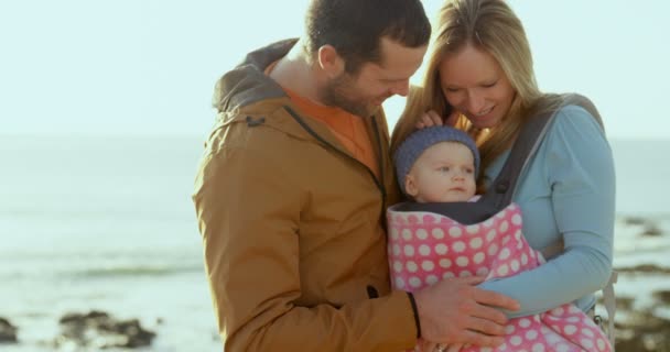 Vista Frontal Pais Caucasianos Adultos Médios Olhando Para Bebê Praia — Vídeo de Stock