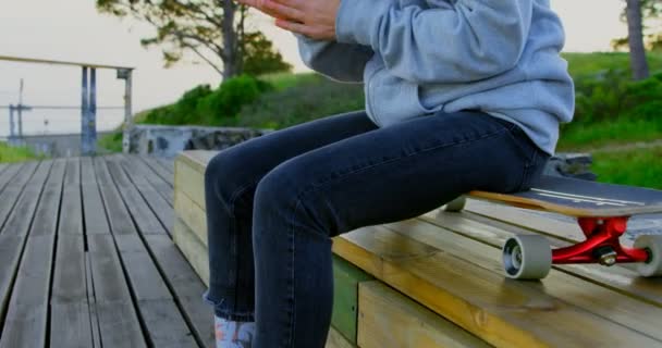 Vista Lateral Joven Patinadora Caucásica Sentada Monopatín Punto Observación Skateboarder — Vídeos de Stock
