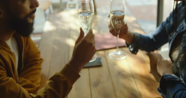 Pemandangan Samping Pasangan Muda Asia Memanggang Gelas Anggur Kafe Pasangan — Stok Video