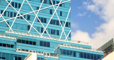 Düşük açılı görünümü modern ofis binası. Güzel ve sakin gökyüzü içinde belgili tanımlık geçmiş 4k
