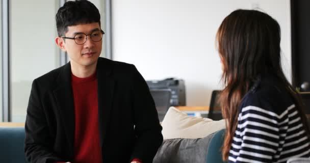 Junge Asiatische Geschäftskollegen Interagieren Modernen Büro Miteinander Junge Asiatische Geschäftspartner — Stockvideo