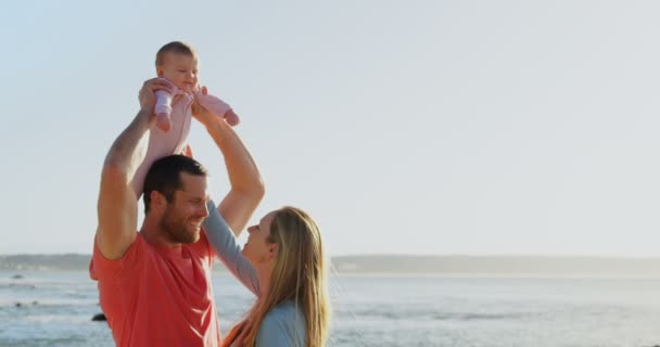 Vista Lateral Pais Caucasianos Adultos Médios Empalidecendo Com Bebê Praia — Vídeo de Stock