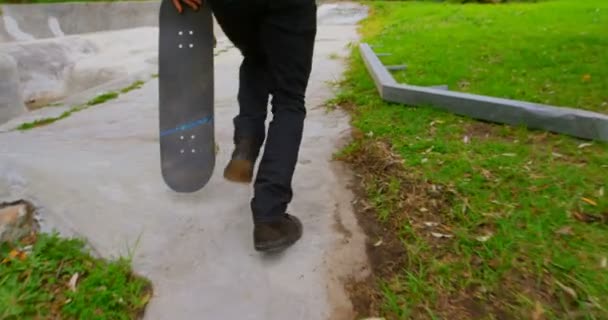 Achteraanzicht Van Jonge Kaukasische Man Beoefenen Skateboarden Oprit Skateboard Park — Stockvideo