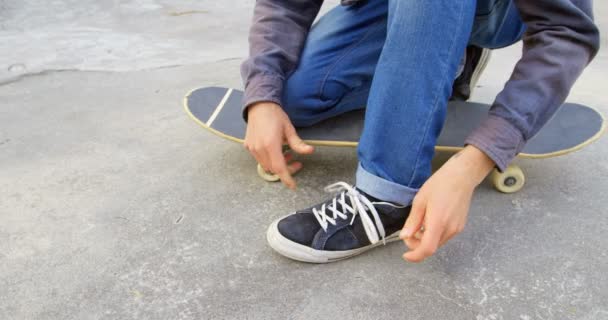 Nízké Část Mladíka Vázání Jeho Tkaničky Zatímco Krčí Skateboardu Skateboard — Stock video