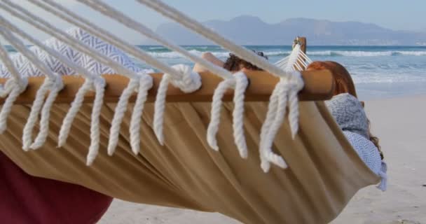 Vista Frontal Jovem Casal Romântico Caucasiano Relaxando Rede Praia Dia — Vídeo de Stock