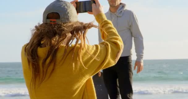 Bakifrån Unga Kaukasiska Kvinna Klicka Foto Unga Kaukasiska Mannen Med — Stockvideo