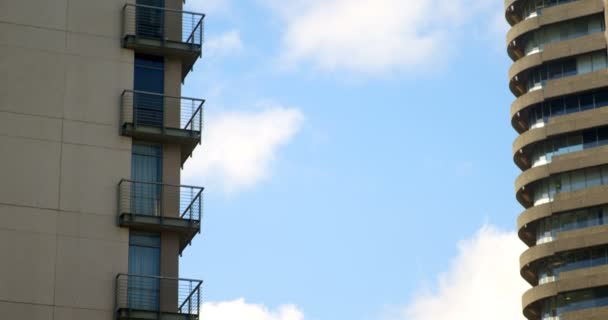 Edificios Modernos Torres Ciudad Hermoso Tranquilo Cielo Fondo — Vídeos de Stock