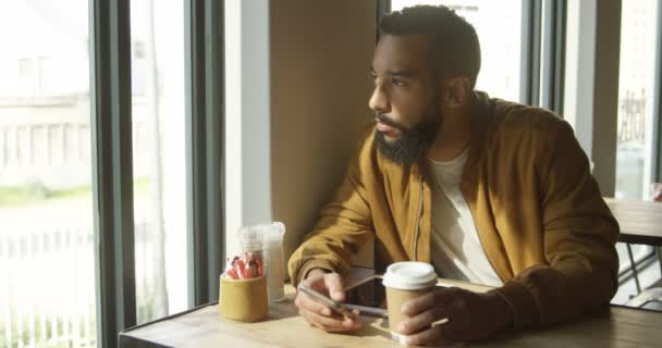 Vue Face Jeune Homme Asiatique Regardant Par Fenêtre Dans Cafétéria — Video