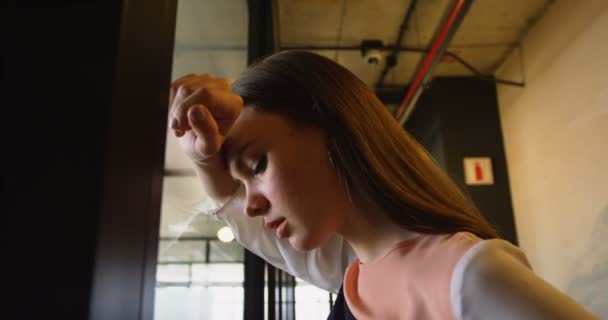 Vista Lateral Ángulo Bajo Joven Mujer Negocios Caucásica Apoyada Cabeza — Vídeo de stock
