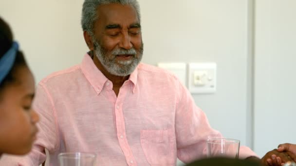 Çok Siyah Kuşak Aile Birlikte Rahat Evinde Yemek Masasında Dua — Stok video