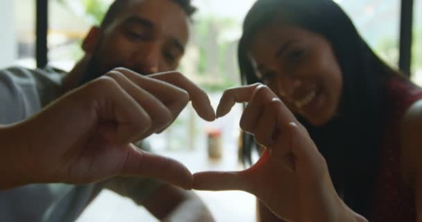 Genç Asyalı Çift Kalp Şekli Ile Oluşturan Close Kafede Eller — Stok video