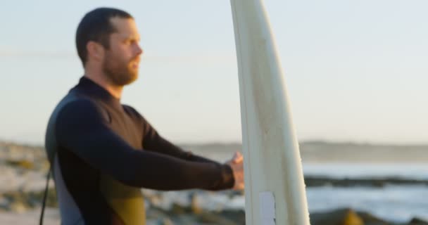 Widok Boku Dorosły Kaukaski Mężczyzna Surfera Rozciąganie Rozgrzewkę Przed Surfing — Wideo stockowe