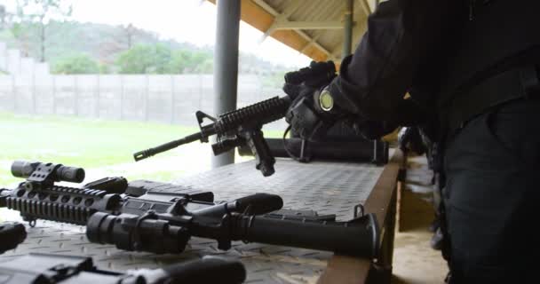 Vista Lateral Del Joven Soldado Militar Negro Cargando Rifle Durante — Vídeos de Stock