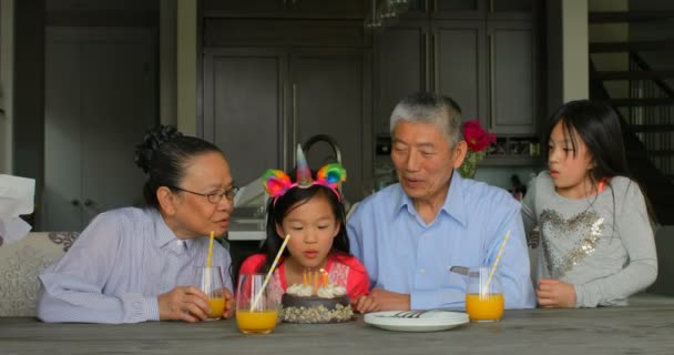 Vooraanzicht Van Multi Generatie Aziatische Familie Schattig Kleindochters Verjaardag Thuis — Stockvideo