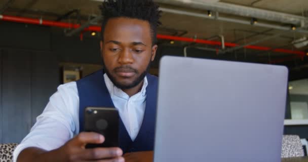 Vista Frontal Jovem Empresário Negro Trabalhando Telefone Celular Escritório Moderno — Vídeo de Stock