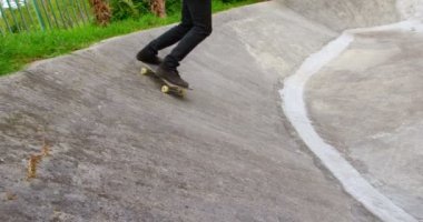 Genç yan görünüm beyaz adam pratik kaykay Kaykay Parkı içinde rampa üzerinde. Adam 4 k gün ışığında kaykay