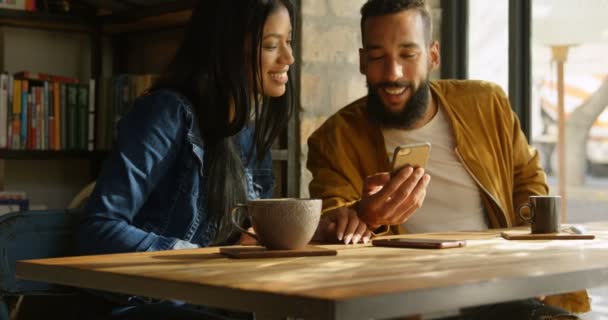 Mutlu Genç Asyalı Çift Cep Telefonu Kafede Masada Üzerinde Tartışmaya — Stok video