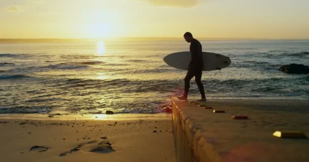 Sidovy Mitten Vuxen Kaukasiska Manlig Surfer Promenader Med Surfbräda Stranden — Stockvideo