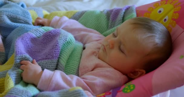 Vooraanzicht Van Schattige Kaukasische Baby Ontspannen Babybed Een Comfortabel Huis — Stockvideo