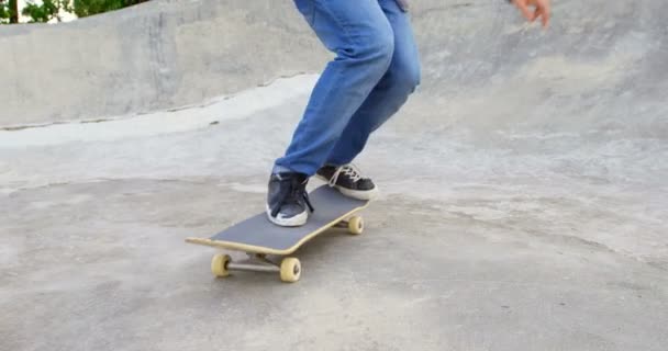 Sezione Bassa Giovane Che Pratica Trucco Dello Skateboard Sulla Rampa — Video Stock