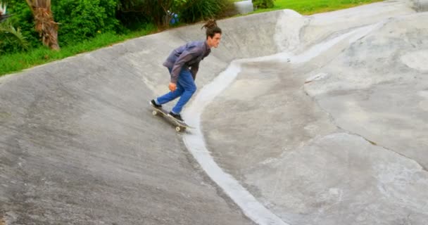 Vue Latérale Jeune Homme Caucasien Pratiquant Skateboard Sur Rampe Dans — Video