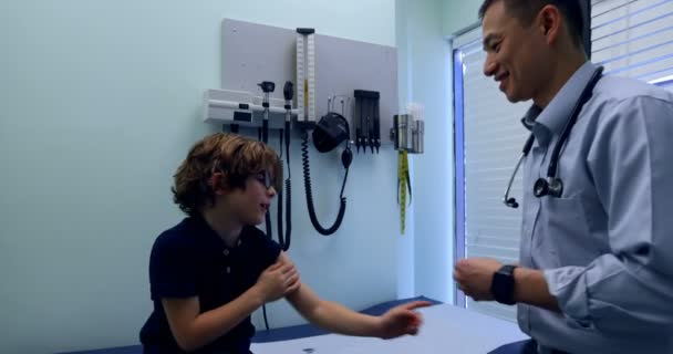 Vista Lateral Joven Médico Asiático Que Aplica Una Tirita Brazo — Vídeo de stock