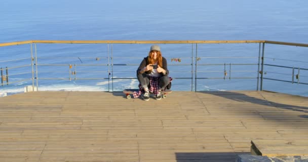 Vue Latérale Jeunes Skateboarders Masculins Caucasiens Chevauchant Sur Des Planches — Video