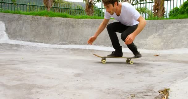 Vista Lateral Del Joven Hombre Caucásico Practicando Skate Truco Rampa — Vídeos de Stock