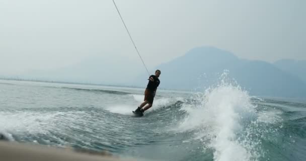 Vista Frontal Del Joven Caucásico Haciendo Trucos Wakeboard Río Ciudad — Vídeo de stock