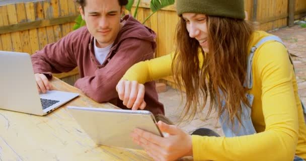 Framifrån Coola Unga Kaukasiska Skateboardåkare Diskuterar Digitala Tablett Uteservering Skateboardåkare — Stockvideo