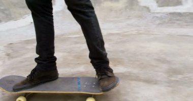 Genç erkekler kaykay Kaykay Parkı içinde rampa üzerinde pratik düşük bölümü. Birlikte 4 k gün ışığında pratik vardır