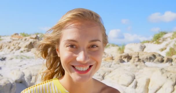 Vooraanzicht Van Jonge Caucasin Vrouw Staande Het Strand Glimlachen Kijken — Stockvideo