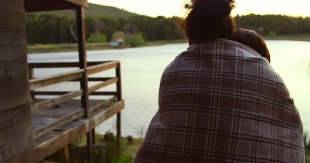 Πίσω Όψη Του Ζευγάρι Στέκεται Κοντά Στη Λίμνη Ρομαντικό Ζευγάρι — Αρχείο Βίντεο